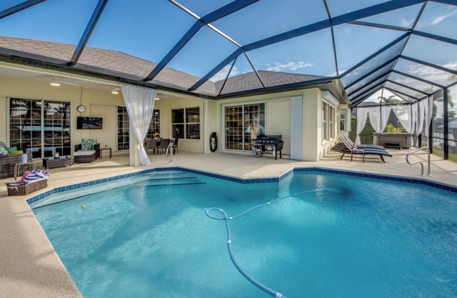 VILLA WHITE IBIS waterfront, luxury, western exposure, 3 bed, 3 bath, hot tub