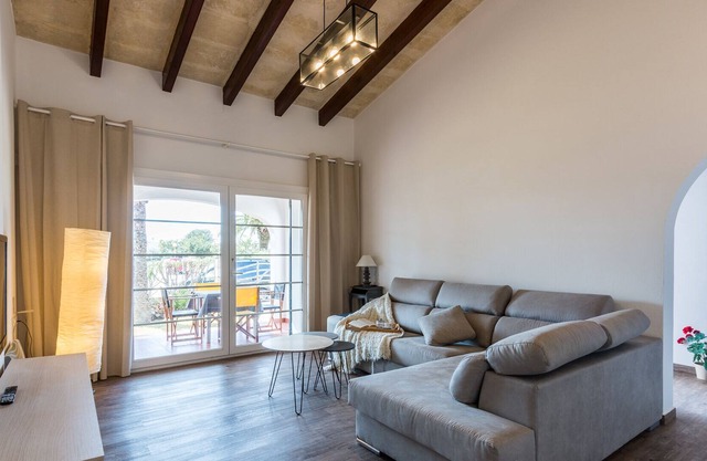 Villa with large pool 500 meters from the beach