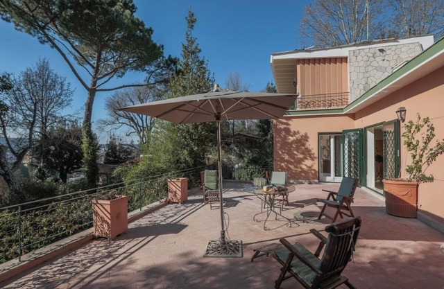 Villa with a private garden and view on St. Peter's in the heart of Rome