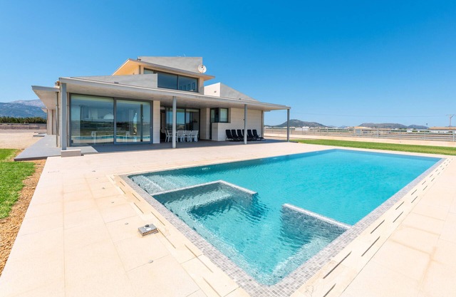 Villa with detached house, air conditioning, wifi, garden, private swimming pool
