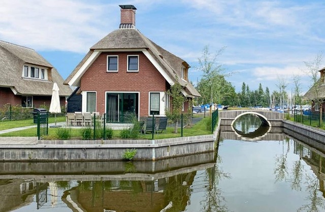 Villa with enclosed garden, in a holiday park on the water in Friesland