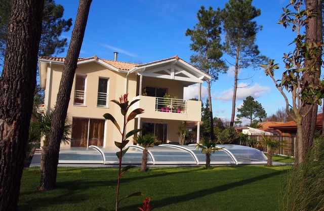 VILLA WITH HEATED SWIMMING POOL/HOUSE WITH HEATED POOL