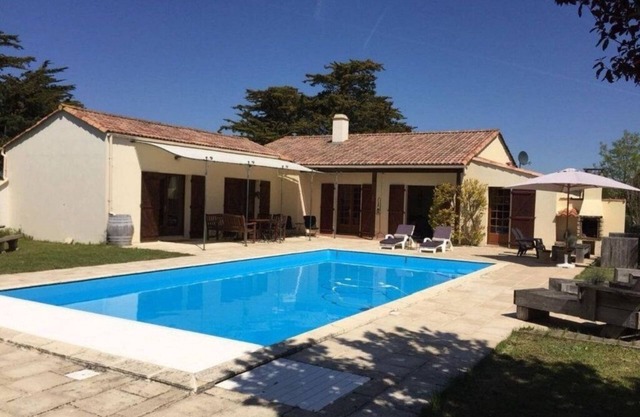 Villa with heated pool near the sea