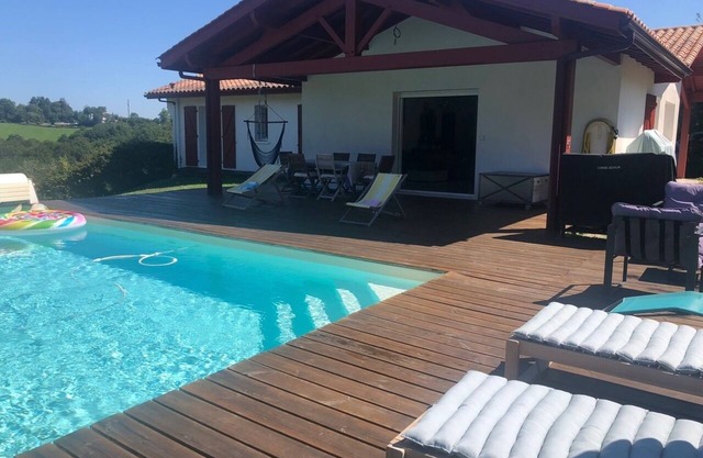Villa with heated pool 15 minutes from Biarritz and Bayonne