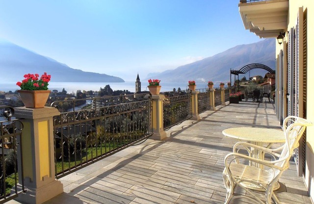 Villa with Lake Views, Private Pool and Hot Tub! 10 minutes walk to the beach
