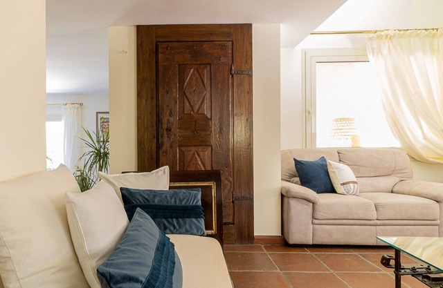 Villa with large garden and swimming pool IUN code Q3652