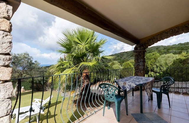 Villa with large garden, 5 minutes from Cala Sapone, 8/9 people