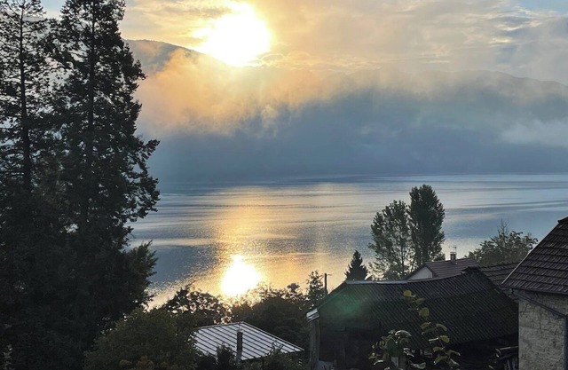 Villa with panoramic lake view close to the beach