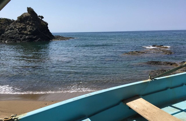 Villa with park directly on the sea, sandy beach and rocky coast, view unforgettable