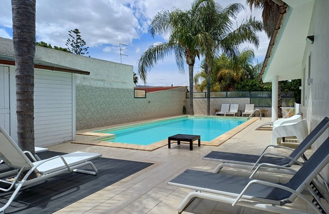 Villa with pool sleeps 12 3 Bathrooms - Air conditioning WiFi free