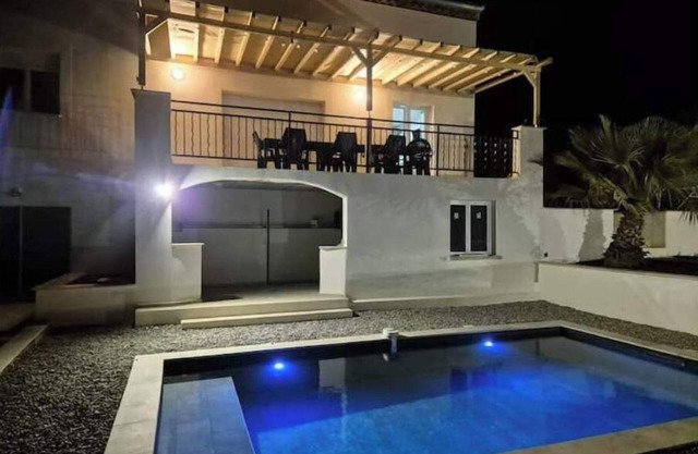 Villa with pool, jacuzzi + gym