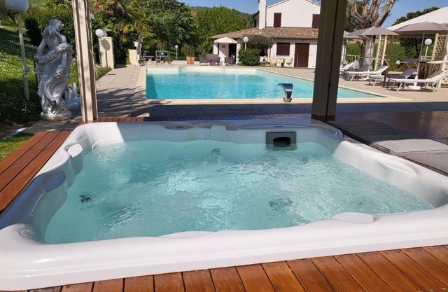 Villa with pool, Jacuzzi and SPA with 4 suites in Rimini