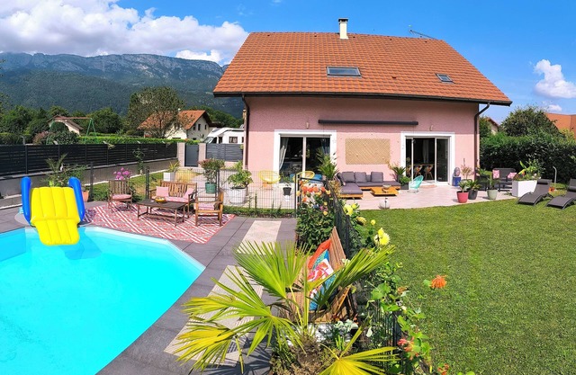 Villa with pool sleeps 14