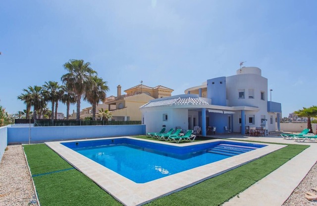 Villa with private pool by the Mediterranean