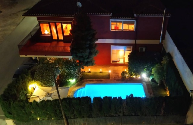Villa with private garden and pool, air conditioning, heating and fireplace