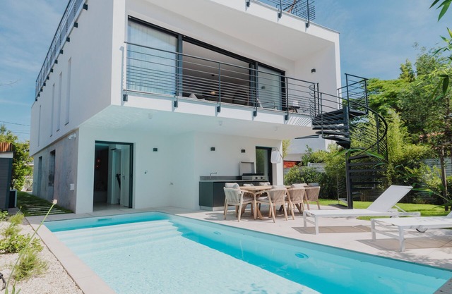 Villa with private heated pool by the sea in Royan