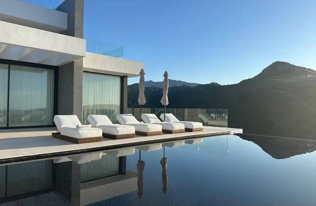 Villa With Private Pool, Spa and Sea Views