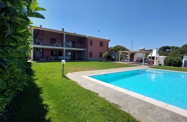 VILLA WITH PRIVATE POOL A FEW KILOMETERS FROM THE SEA