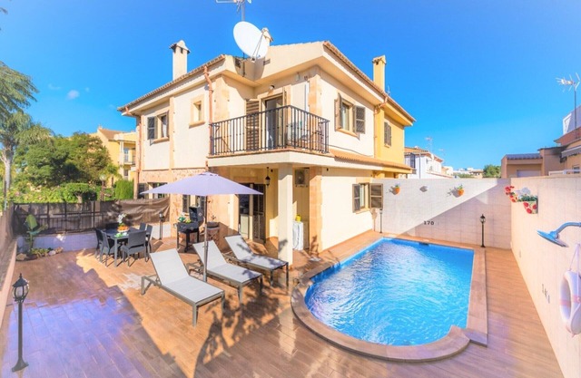 Villa with Saltwater Pool