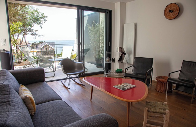 Villa with sea view - 2-minute walk to the beach