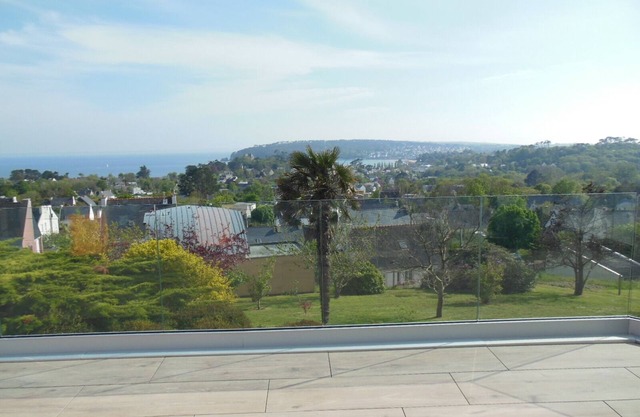 Villa with sea view on large garden in the center of Crozon