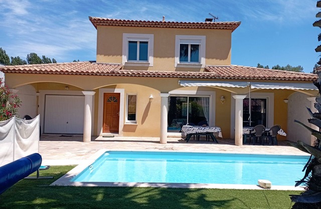 Villa with secure pool by the sea in a very quiet cul-de-sac