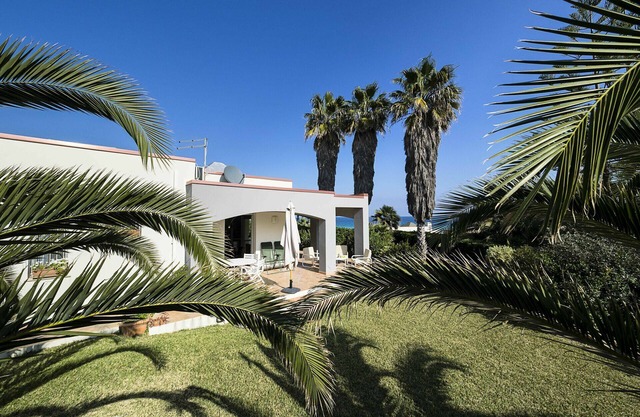 Villa with superb garden and access to sandy beach