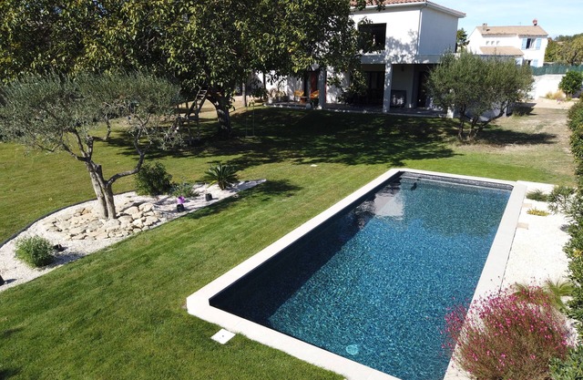 Villa with swimming pool between sea and camargue