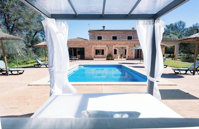 Villa with Swimming Pool for 12 people in Mallorca with BBQ