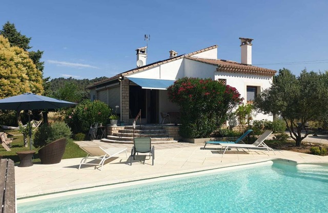 Villa with swimming pool - Authentic escape 8 minutes from Lourmarin!