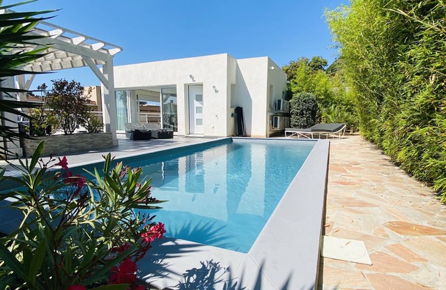 Villa with swimming pool and directly by the sea on the Rte des Sanguinaires