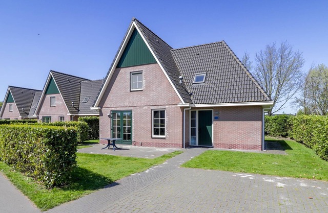 Villa with whirlpool and sauna in Makkum