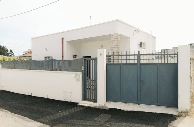 Villa XI: The sea just a stone's throw away!