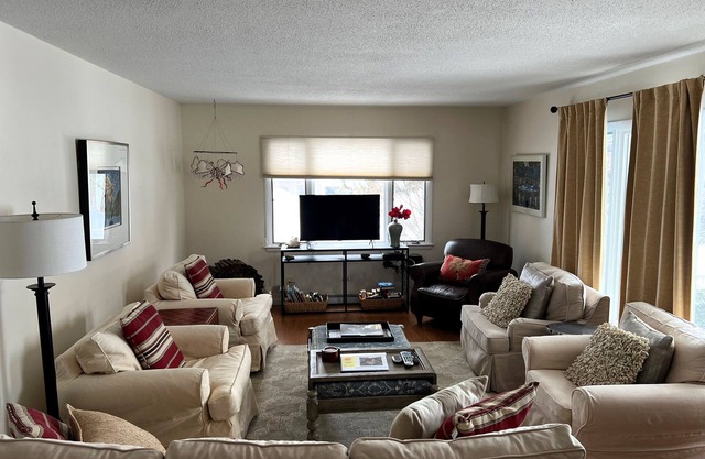 Village home in Suttons Bay. Walk to everything. Air, Grill, WIFI