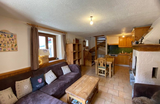 Village house in Allues near shops and gondola for 6 pers.