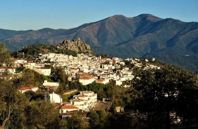 Village house with fantastic views and swimming pool with free parking opp