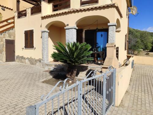 Villetta con portico e giardino privato, affacciata sulla valle e con vista mare parziale