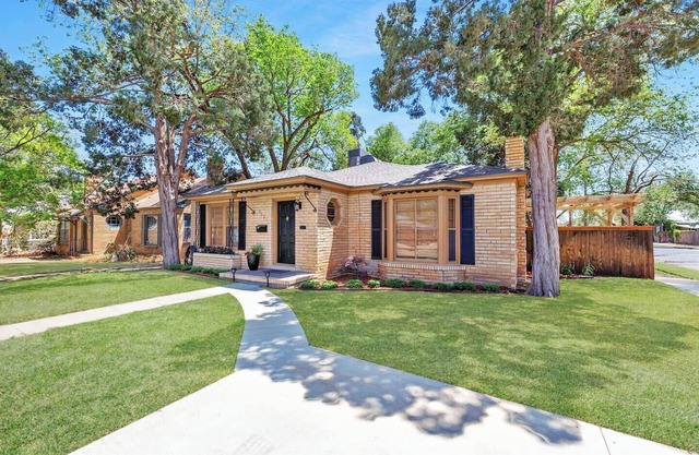Vintage 2-bedroom Gem located in Tech Terrace