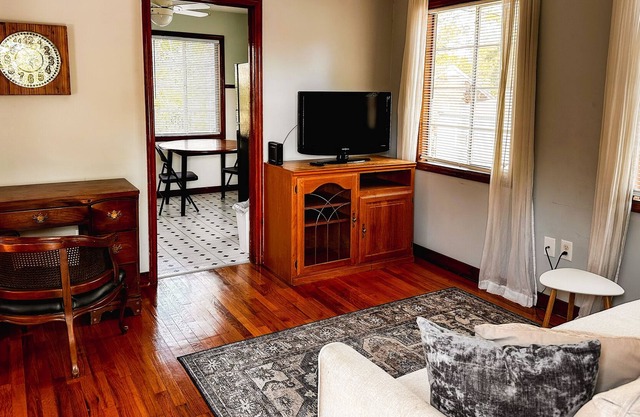 Vintage Charm : 1 bed/1 bath close to schools