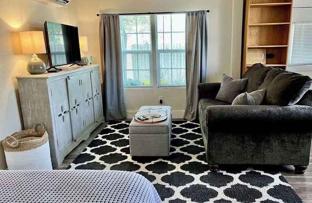 Vintage Charm Meets Modern Comfort~Pet Friendly