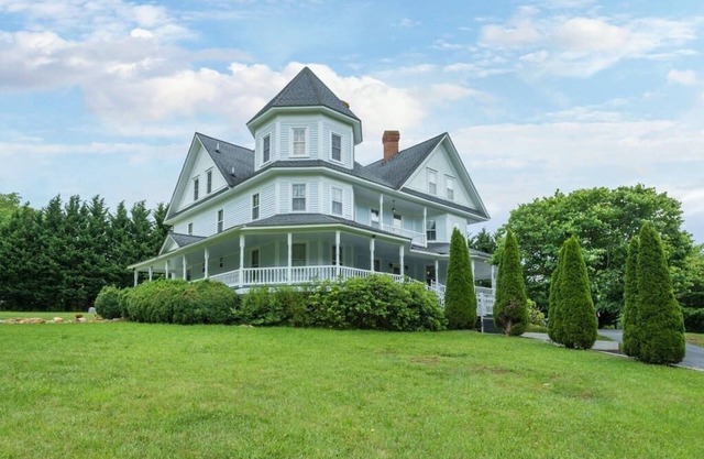 ⭐️Vintage Country Mansion w/Majestic Mountain Views⭐️