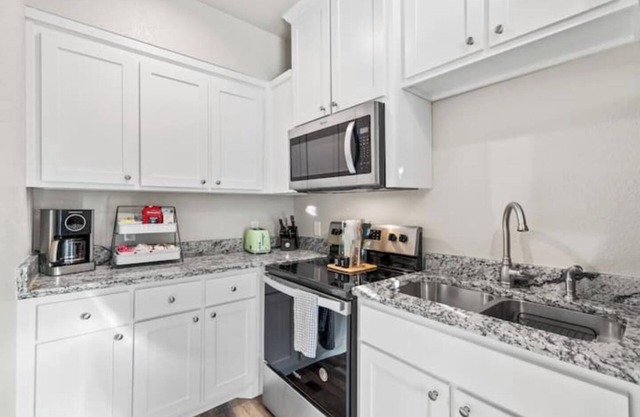 Vintage nCharming 1-bedroom house with WiFi and AC in welcoming Fort Worth.