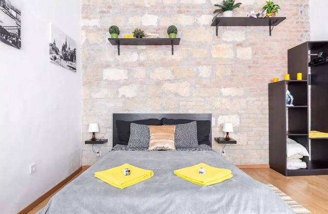 Vintage Style Cozy Downtown Apartment. by NW