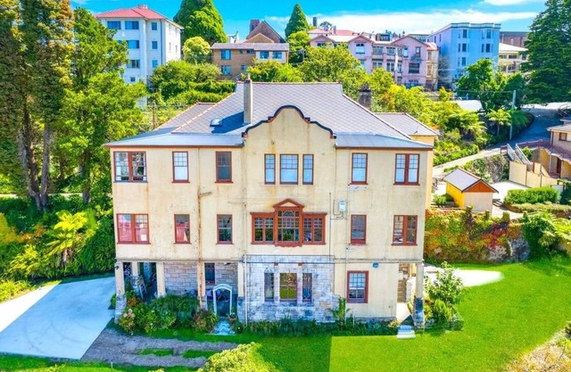 Violet's Maison - Parisian Inspired Art Deco 2 Bedroom Apartment in Heart of Katoomba