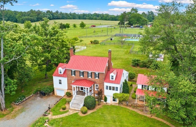 VIP Brewery Manor, Sleeps 10, Private Hot Tub