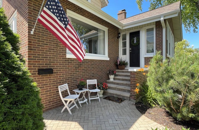 Visit Chicago stay in quiet suburb. Tranquil 2-bedroom house in Lombard.