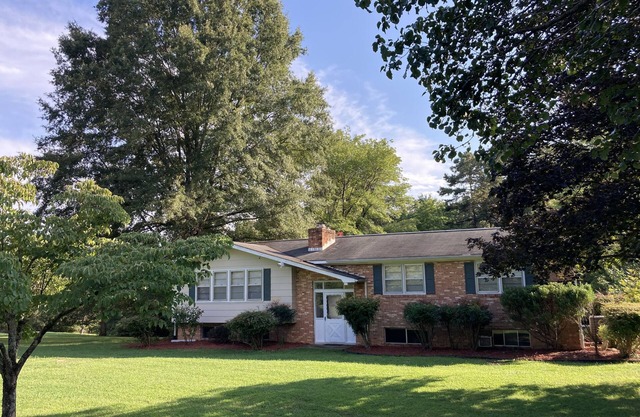Visit Monticello, Wineries, UVA & More