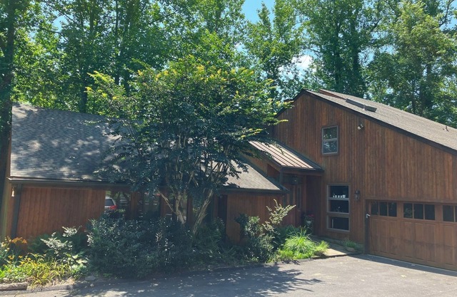 Visiting Annapolis for Boat Show, RenFest, Homecoming? This is the perfect house