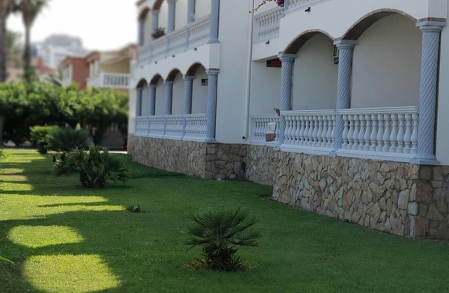 VISTA BAHIA 13 - Apartamento en primera línea de mar a pocos metros del centro de Empuriabrava con aparcamiento.