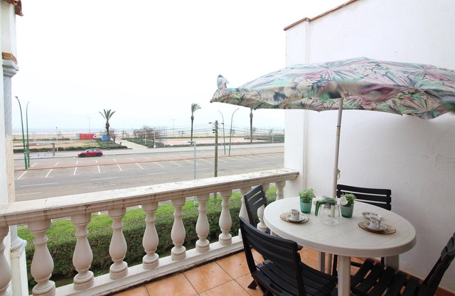 VISTA BAHIA 23 - Apartamento en primera línea de mar a pocos metros del centro de Empuriabrava con aparcamiento.